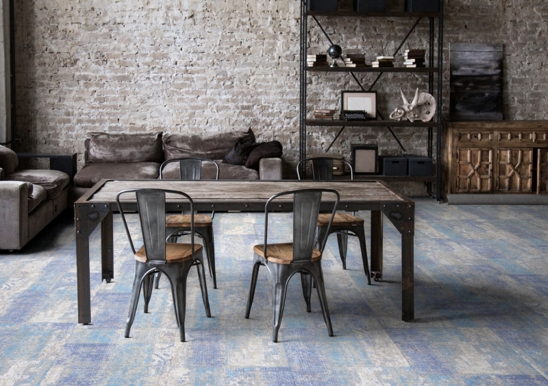 instalación de moqueta en comedor rústico