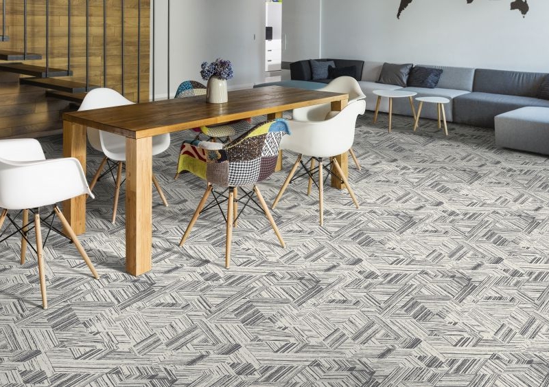 instalación de moqueta en salón comedor